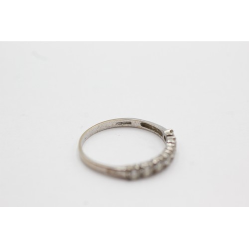 592 - 9ct white gold clear gemstone half-eternity ring (1.7g)Size- Q