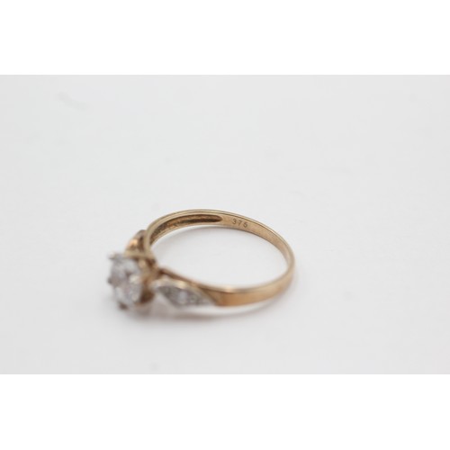 596 - 9ct gold vintage clear gemstone three stone cocktail ring (1.7g) size L