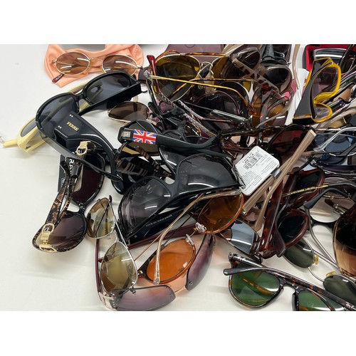 434 - 80 x Assorted SUNGLASSES Inc. D&G, Ferre, Tommy Hilfiger