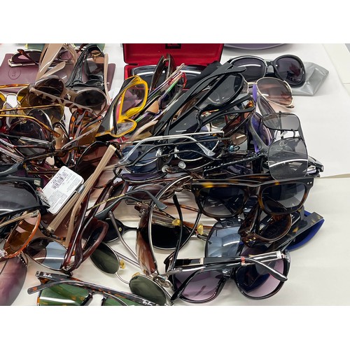 434 - 80 x Assorted SUNGLASSES Inc. D&G, Ferre, Tommy Hilfiger