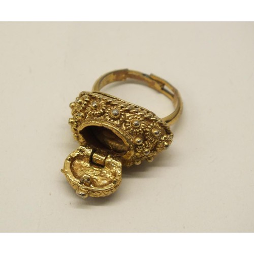 223 - GOLD TONE JEWELLERY INCLUDES POISON RING, BROOCHES, WHITE METAL HORSESHOE BROOCH & POCKET WATCH KEY