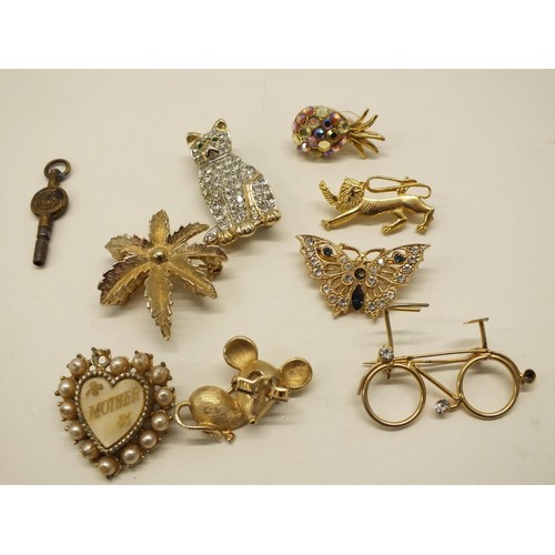 223 - GOLD TONE JEWELLERY INCLUDES POISON RING, BROOCHES, WHITE METAL HORSESHOE BROOCH & POCKET WATCH KEY