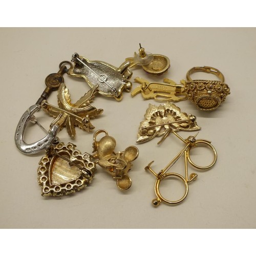 223 - GOLD TONE JEWELLERY INCLUDES POISON RING, BROOCHES, WHITE METAL HORSESHOE BROOCH & POCKET WATCH KEY