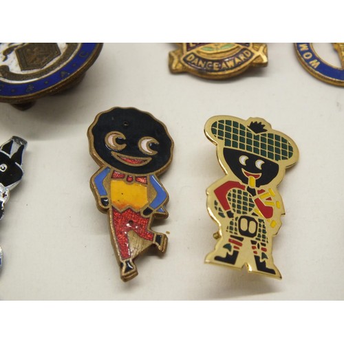 254 - VINTAGE ENAMEL BADGES INCLUDES ROBERTSONS GOLLY BADGES, GUINNESS, RED ISLAND HOLIDAY CAMP, BUNTY ETC