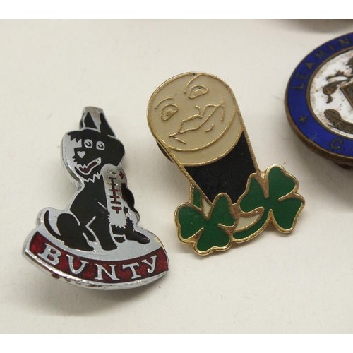 254 - VINTAGE ENAMEL BADGES INCLUDES ROBERTSONS GOLLY BADGES, GUINNESS, RED ISLAND HOLIDAY CAMP, BUNTY ETC