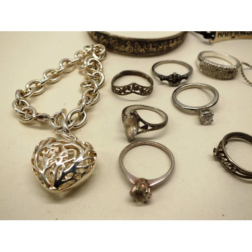 255 - SELECTION OF JEWELLERY INCLUDING SILVER