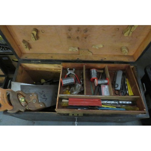 252 - A LARGE WOODEN TOOLBOX AND CONTENTS