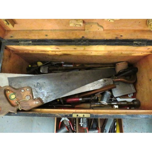 252 - A LARGE WOODEN TOOLBOX AND CONTENTS
