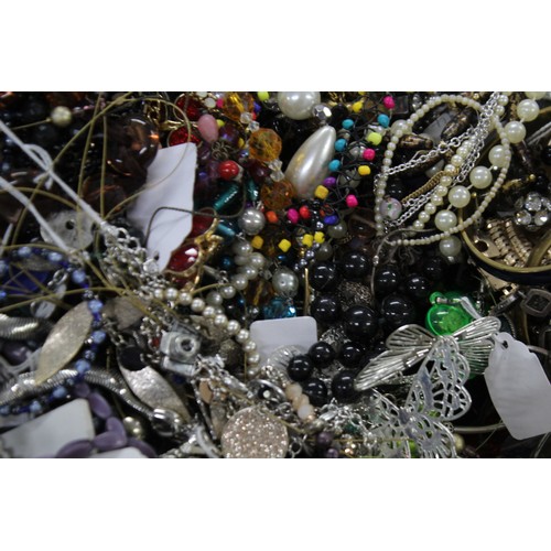 462 - 10kg UNSORTED COSTUME JEWELLERY inc. Bangles, Necklaces, Rings, Earrings.

*Please note photo is an ... 