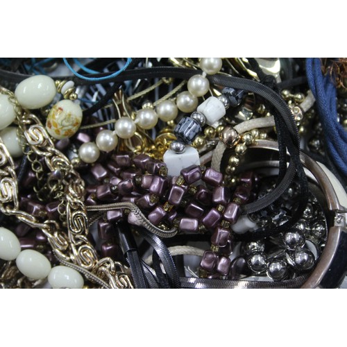 491 - 10kg UNSORTED COSTUME JEWELLERY inc. Bangles, Necklaces, Rings, Earrings.

*Please note photo is an ... 