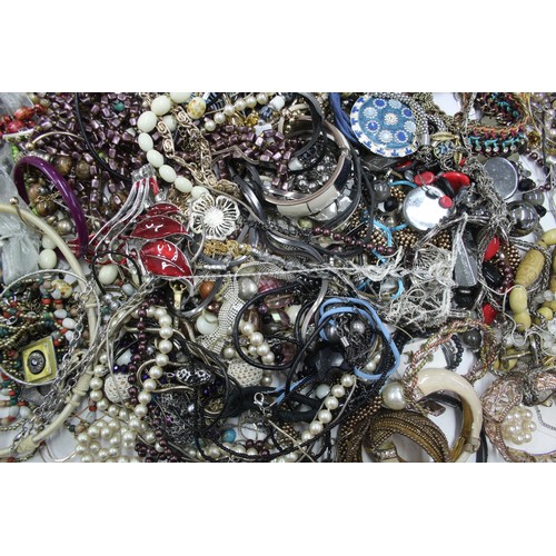 522 - 10kg UNSORTED COSTUME JEWELLERY inc. Bangles, Necklaces, Rings, Earrings.

*Please note photo is an ... 