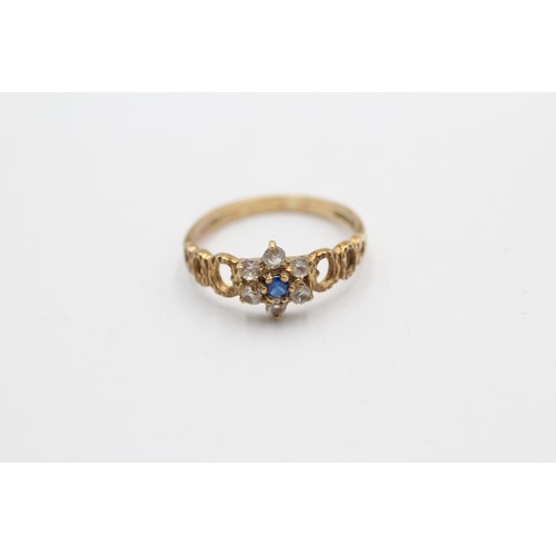 532 - 9ct gold vintage blue paste & clear gemstone floral cluster ring (1.8g) Size N