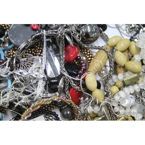 531 - 10kg UNSORTED COSTUME JEWELLERY inc. Bangles, Necklaces, Rings, Earrings.

*Please note photo is an ... 