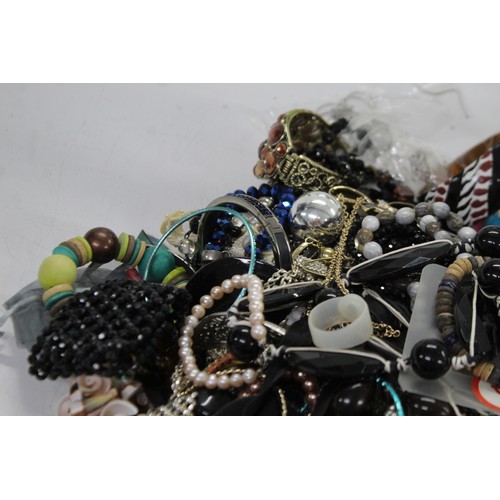 542 - 10kg UNSORTED COSTUME JEWELLERY inc. Bangles, Necklaces, Rings, Earrings.

*Please note photo is an ... 