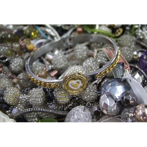 551 - 10kg UNSORTED COSTUME JEWELLERY inc. Bangles, Necklaces, Rings, Earrings.

*Please note photo is an ... 