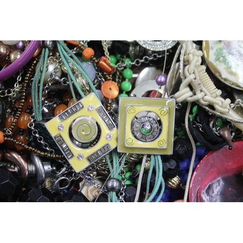 582 - 10kg UNSORTED COSTUME JEWELLERY inc. Bangles, Necklaces, Rings, Earrings.

*Please note photo is an ... 