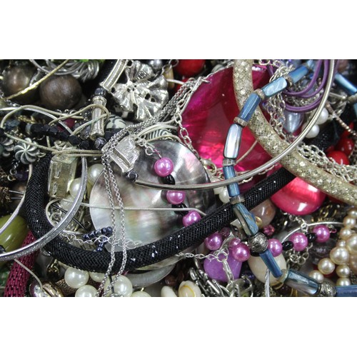 602 - 10kg UNSORTED COSTUME JEWELLERY inc. Bangles, Necklaces, Rings, Earrings.

*Please note photo is an ... 