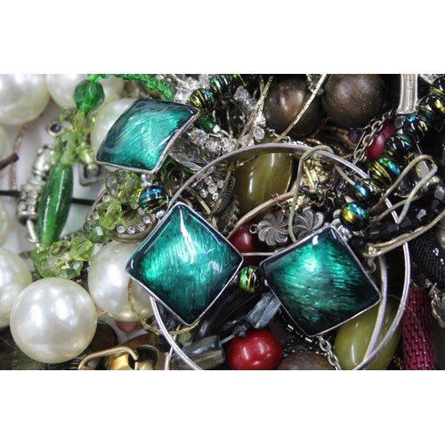 602 - 10kg UNSORTED COSTUME JEWELLERY inc. Bangles, Necklaces, Rings, Earrings.

*Please note photo is an ... 