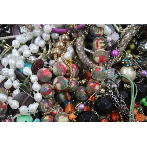 611 - 10kg UNSORTED COSTUME JEWELLERY inc. Bangles, Necklaces, Rings, Earrings.

*Please note photo is an ... 