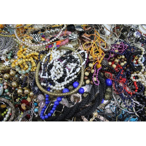 622 - 10kg UNSORTED COSTUME JEWELLERY inc. Bangles, Necklaces, Rings, Earrings.

*Please note photo is an ... 