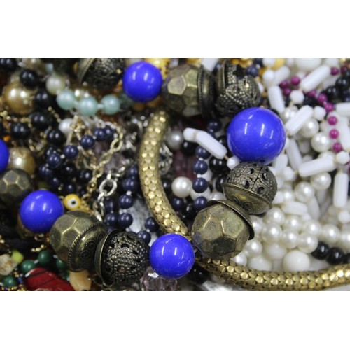 622 - 10kg UNSORTED COSTUME JEWELLERY inc. Bangles, Necklaces, Rings, Earrings.

*Please note photo is an ... 