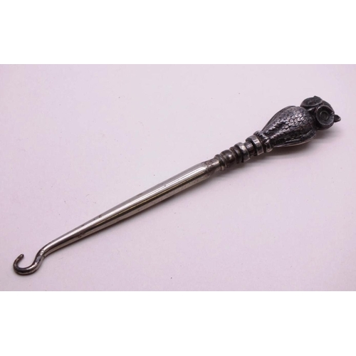 39 - EDWARDIAN NOVELTY SILVER OWL BUTTON HOOK 1906