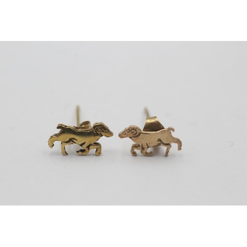 444 - 9ct gold capricorn stud earrings (0.9g)