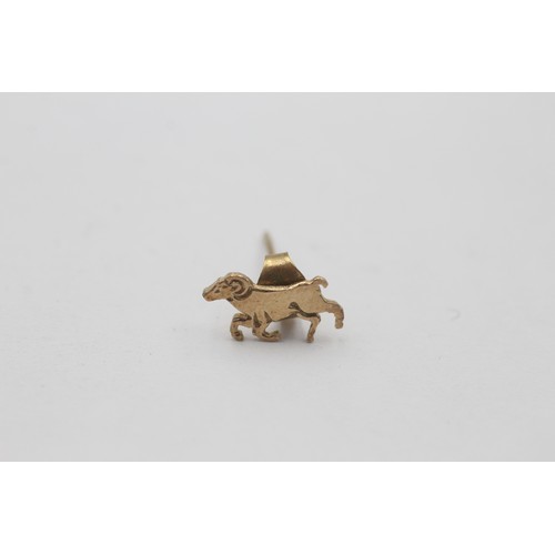 444 - 9ct gold capricorn stud earrings (0.9g)