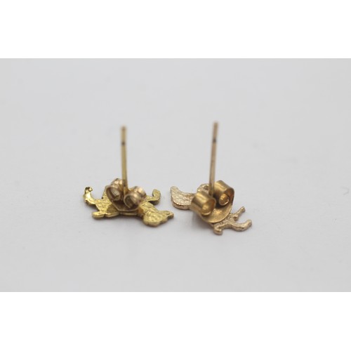 444 - 9ct gold capricorn stud earrings (0.9g)