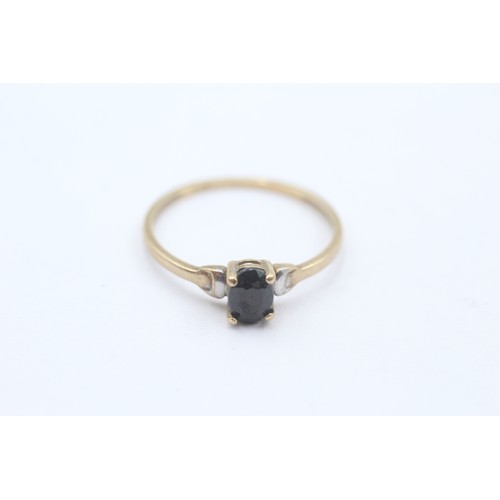 452 - 9ct gold sapphire solitaire dress ring (0.9g) SIZE O