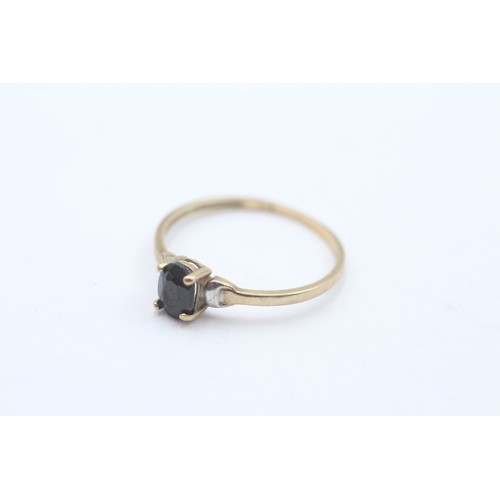 452 - 9ct gold sapphire solitaire dress ring (0.9g) SIZE O