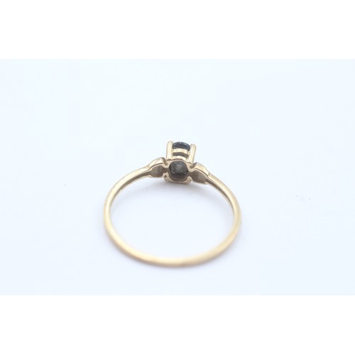 452 - 9ct gold sapphire solitaire dress ring (0.9g) SIZE O