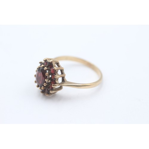 472 - 9ct gold vintage garnet cluster dress ring (2.5g) SIZE N