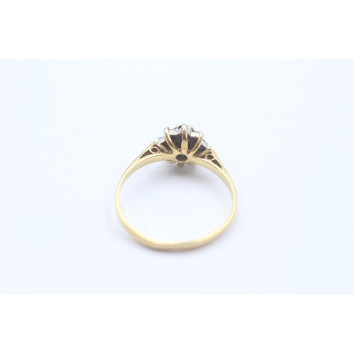 500 - 9ct gold vintage diamond & sapphire cluster ring (1.9g) SIZE M