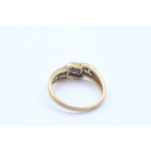 512 - 9ct gold sapphire & clear gemstone wave setting ring (2.5g) SIZE O