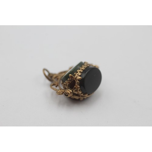 516 - 9ct gold vintage bloodstone, carnelian & onyx swivel fob pendant (2.4g)