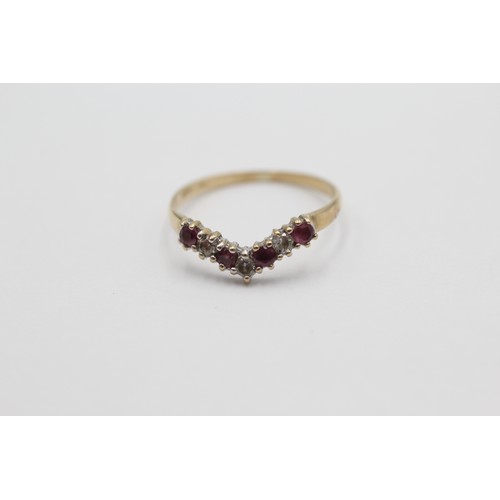 544 - 9ct gold ruby & clear gemstone chevron ring (0.9g) SIZE L