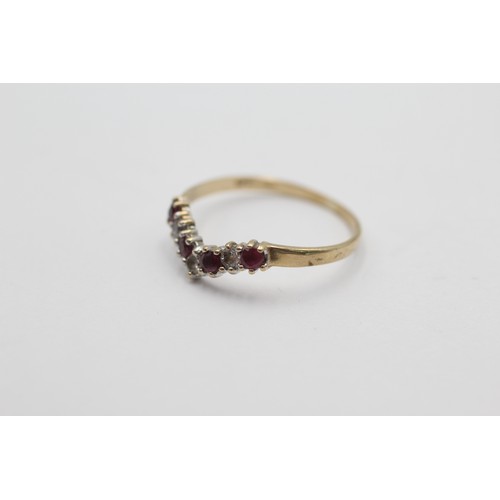 544 - 9ct gold ruby & clear gemstone chevron ring (0.9g) SIZE L