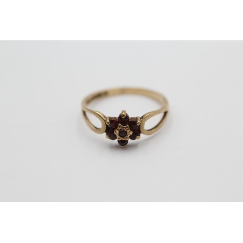 560 - 9ct gold vintage garnet cluster dress ring (1.2g) SIZE K