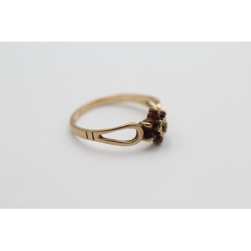 560 - 9ct gold vintage garnet cluster dress ring (1.2g) SIZE K