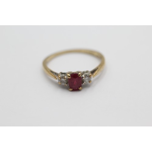 565 - 9ct gold ruby & diamond three stone dress ring (1.8g) SIZE P