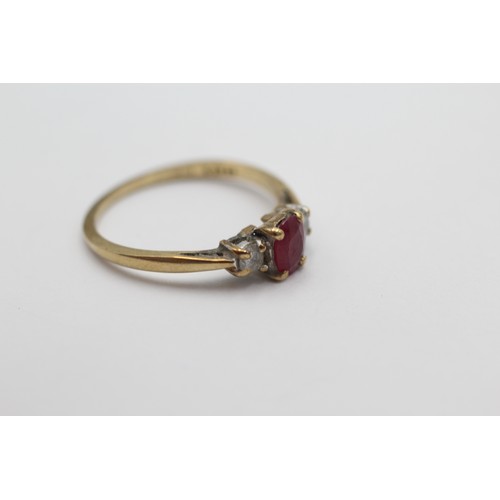 565 - 9ct gold ruby & diamond three stone dress ring (1.8g) SIZE P