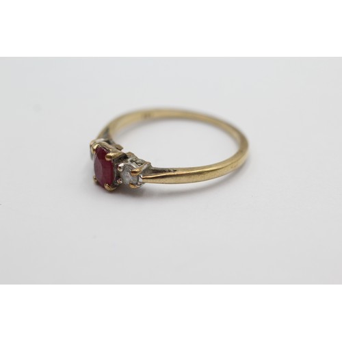 565 - 9ct gold ruby & diamond three stone dress ring (1.8g) SIZE P