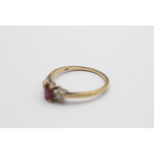 565 - 9ct gold ruby & diamond three stone dress ring (1.8g) SIZE P