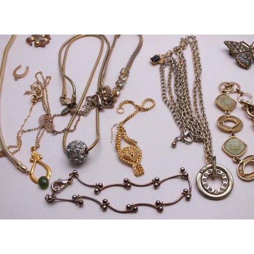 335 - SELECTION OF ASSORTED GOLD TONE JEWELLERY INCLUDES  GNOCE CHARM BRACELET