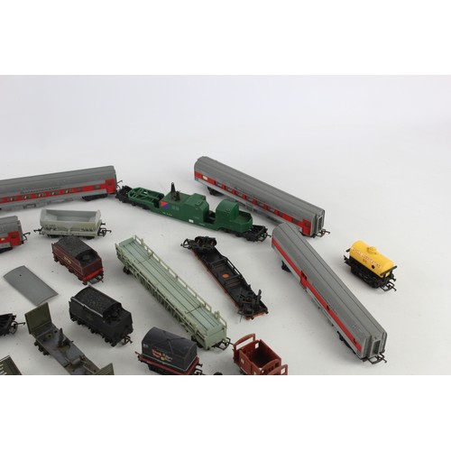 576 - Job Lot of Assorted Oo Gauge Locomotive, Carriages & Rolling Stock Inc TRIANG