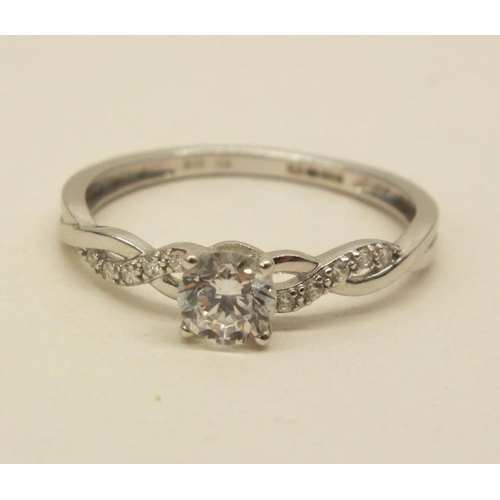 324 - 9ct WHITE GOLD CZ STONE RING SIZE O. 1.6g