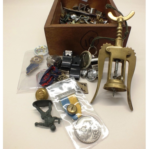 10 - OLD WOOD BOX FULL OF MISCELLANEOUS ITEMS INCLUDING MEDALS/BADGES