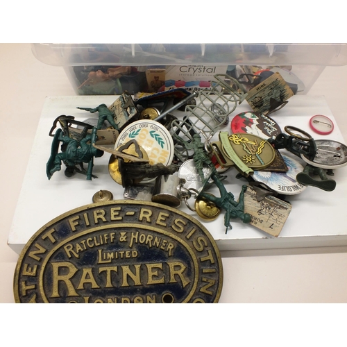 22 - TUB OF MISCELLANEOUS ITEMS INCLUDING OLD BRASS RATNERS SAFE PLAQUE