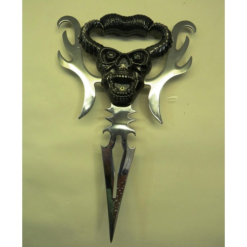 28 - FUTURISTIC FIGHTING SPIDER AND SKULL KNIFES